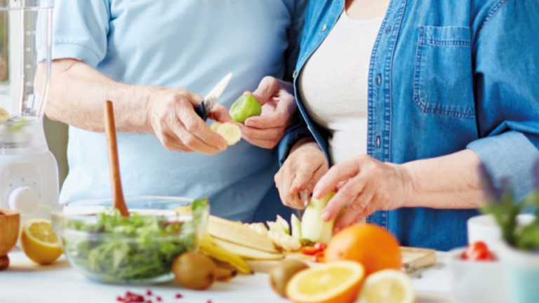 [Translate to Portugal - Portuguese:] A couple is cooking